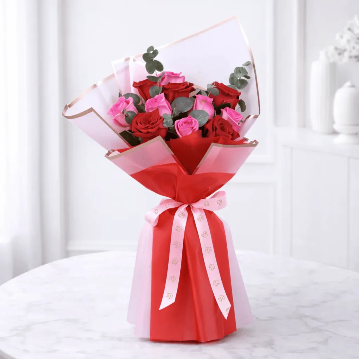 Red and Pink Rose Bouquet with 500 g Choco Vanilla Cake