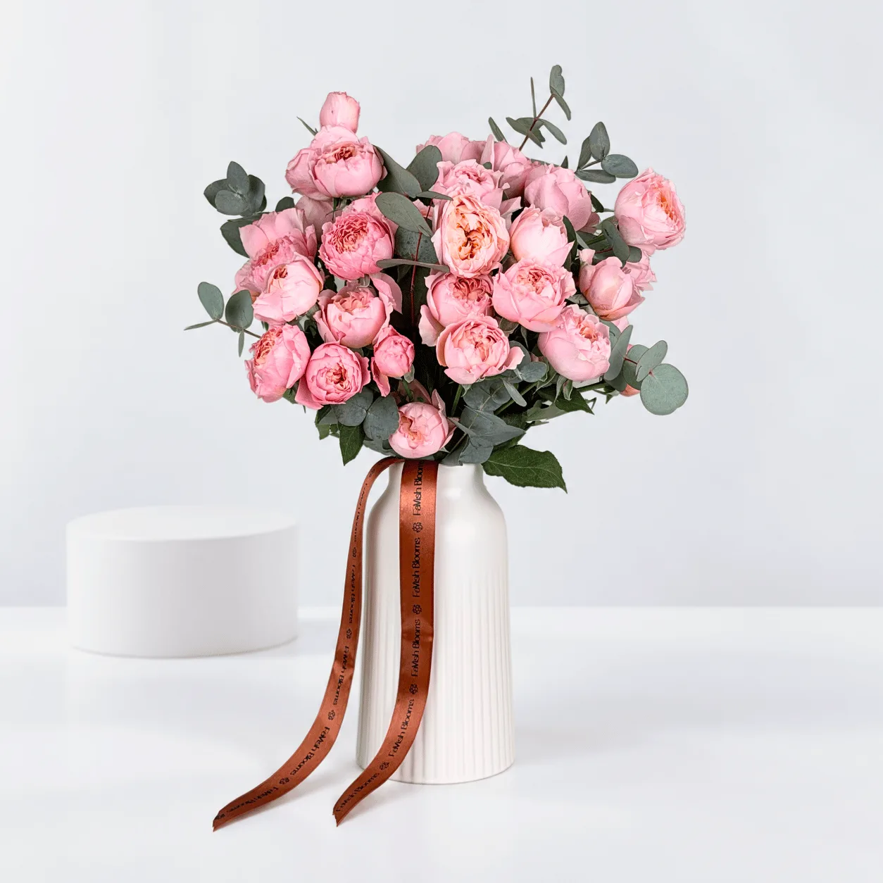 Luxury Juliette spray roses in a vase for thoughtful birthday and anniversary gifts in Dubai.