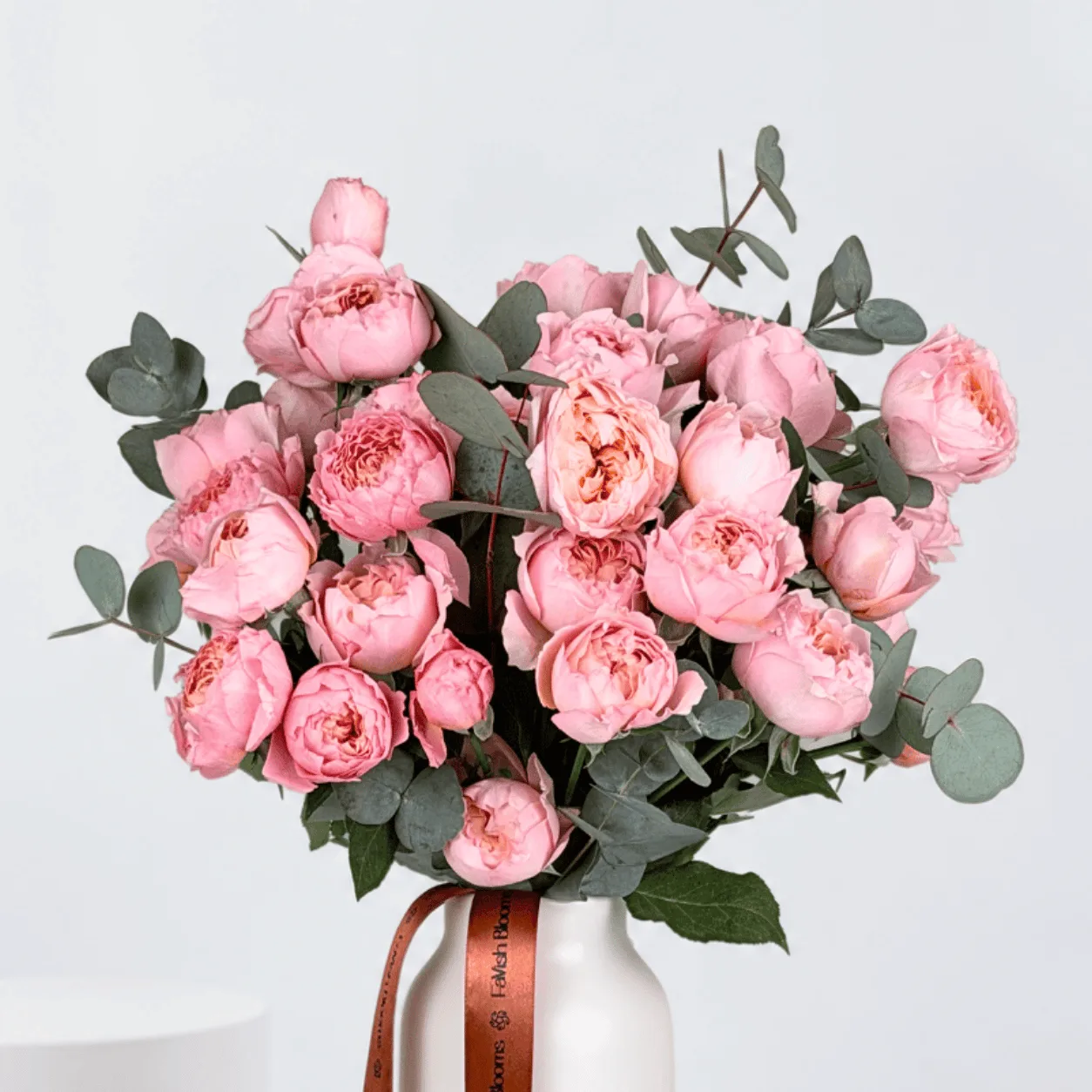 Beautiful vase arrangement of Juliette spray roses for romantic surprises and elegant gifting in Dubai.