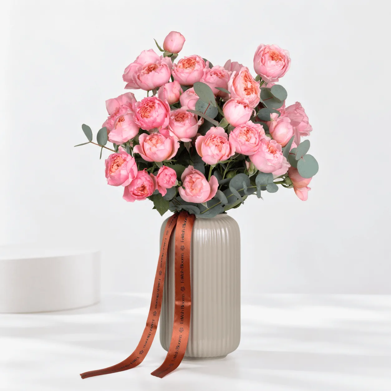 Luxury vase arrangement of Juliette spray roses for birthdays and anniversaries in Dubai.