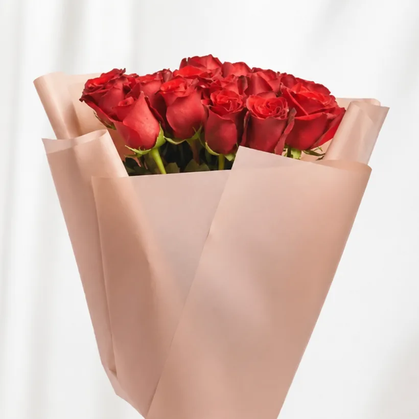 Luxury bouquet of 25 fresh red roses for romantic gifting in Dubai
